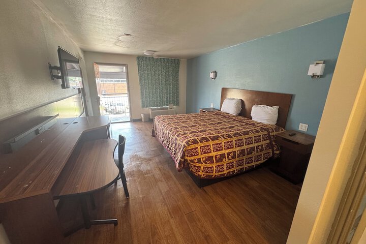 Room 10 of 26