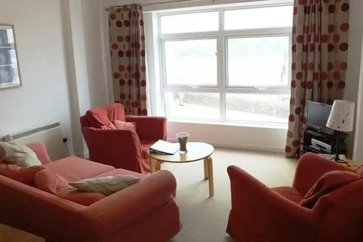 Room 4 of 8