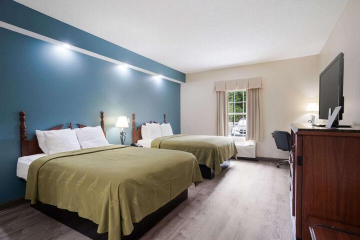 2 Queen Beds (8 of 17)