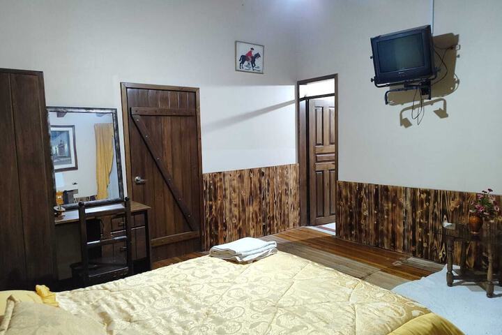Room 6 of 12