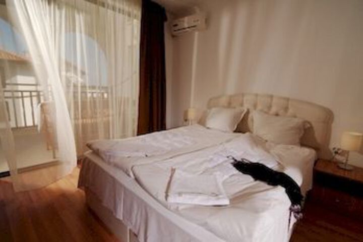 Room 12 of 28