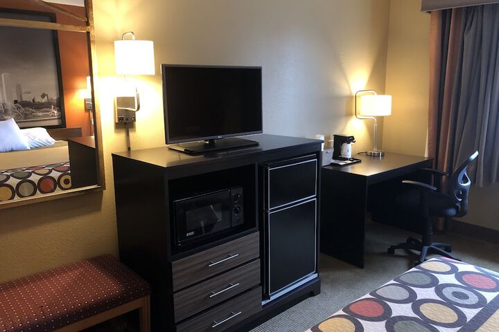 1 Queen Bed (4 of 18)