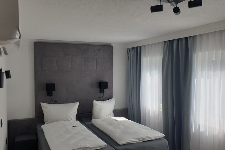 Room 6 of 145