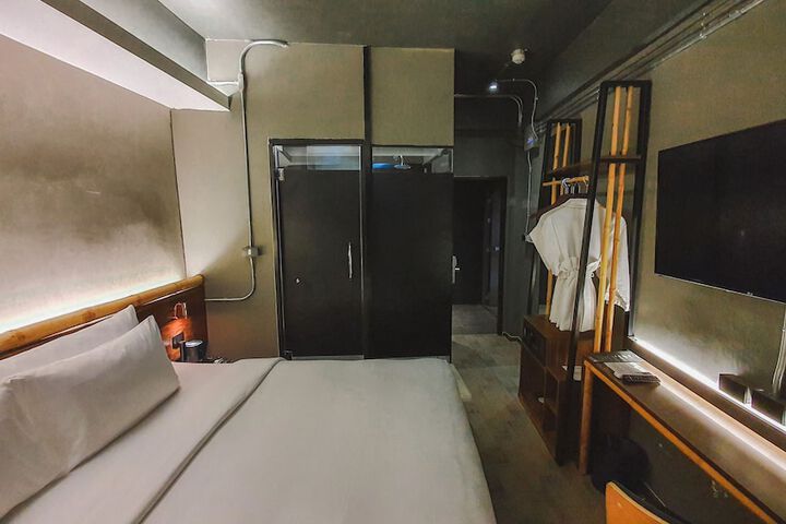 Room 18 of 98