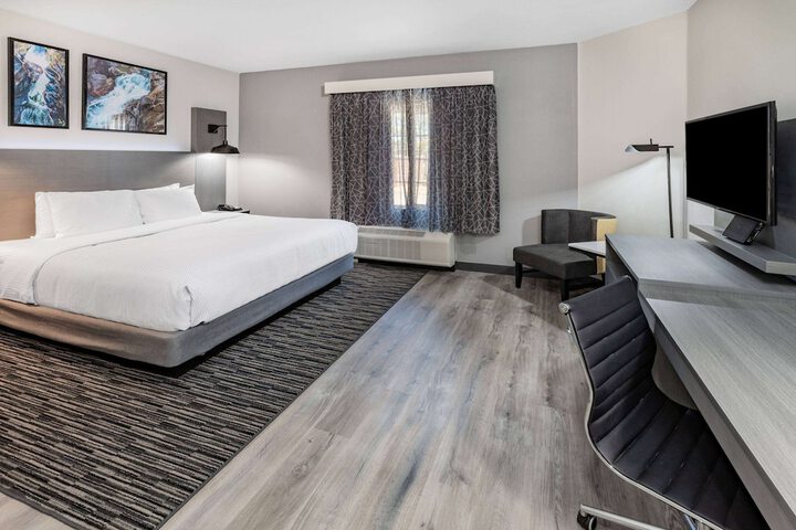 1 King Bed (5 of 6)