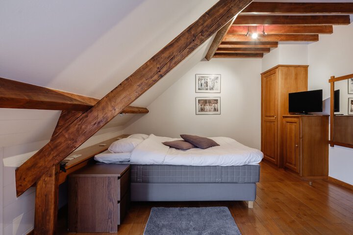 Room 8 of 33