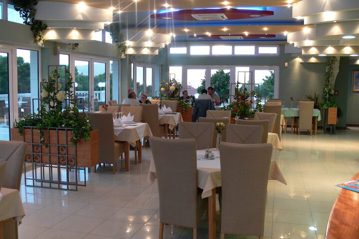 Dining 41 of 57