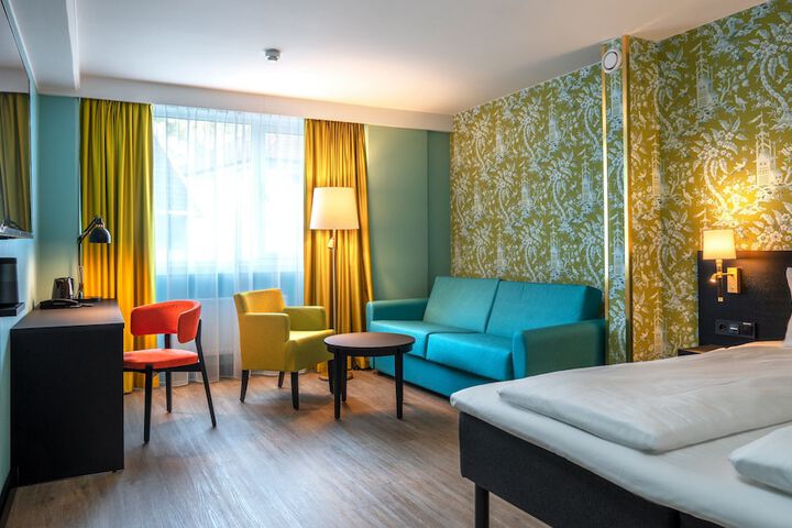 Room 10 of 90