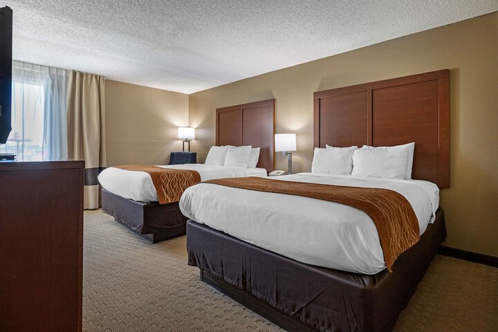 2 Queen Beds (7 of 12)