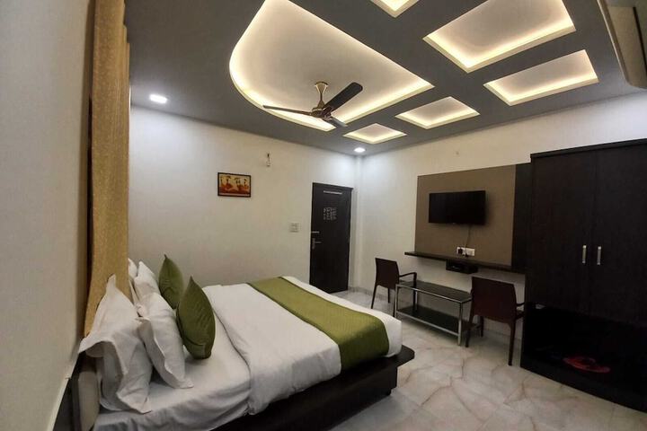 Room 3 of 38