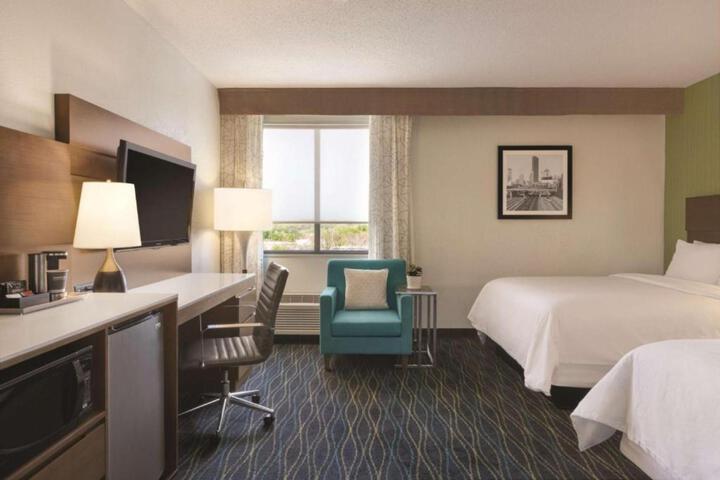 1 Queen Bed Accessible (15 of 19)