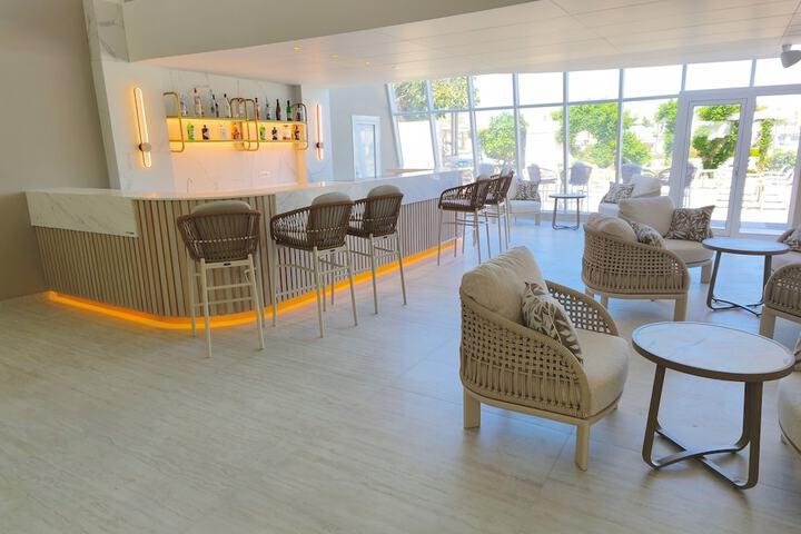 Lounge 114 of 156