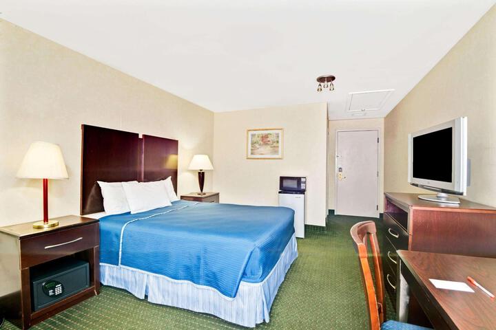 1 Queen Bed (5 of 17)