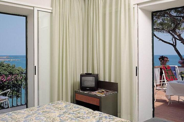 Room 5 of 30