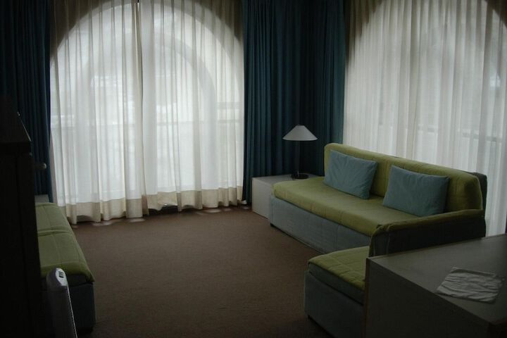 Room 16 of 33