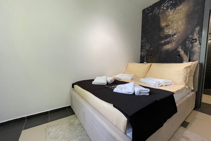 Room 13 of 32