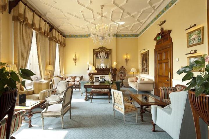 Lounge 103 of 137