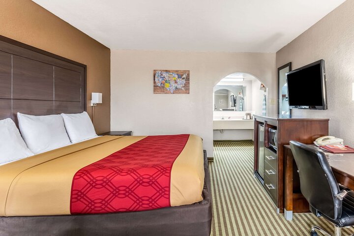 1 King Bed (4 of 7)