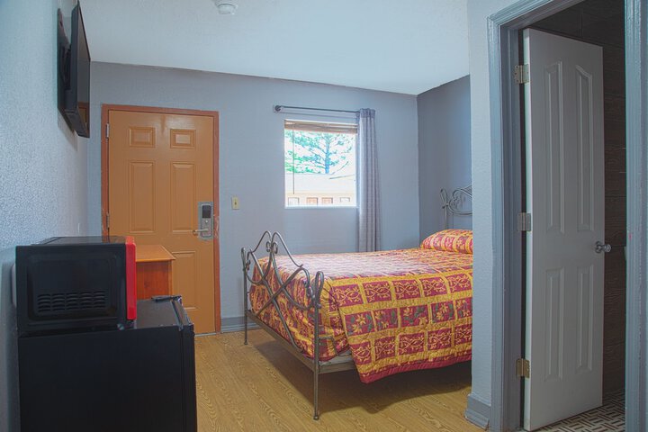 1 Queen Bed (2 of 8)