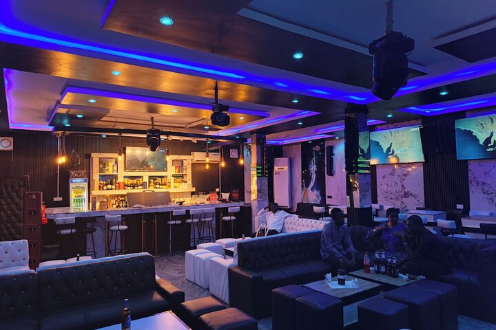 Lounge 76 of 99