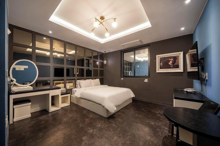 Room 10 of 63