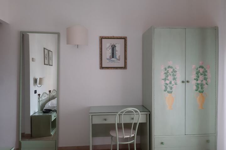 Room 6 of 67
