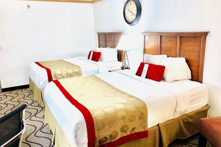 2 Queen Beds (2 of 10)
