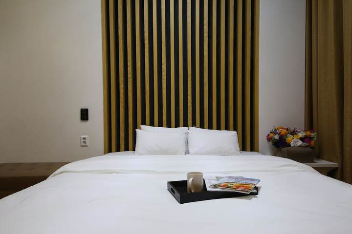 Room 7 of 12