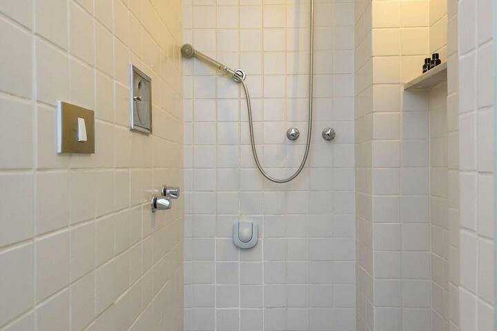 Room 32 of 34