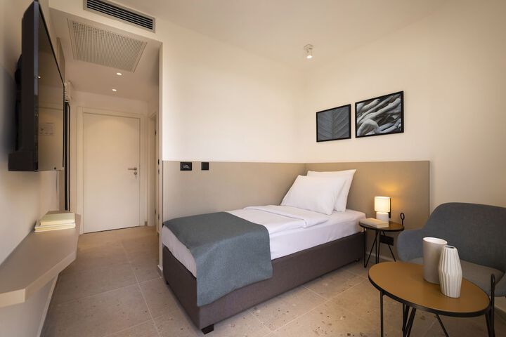 Room 8 of 43
