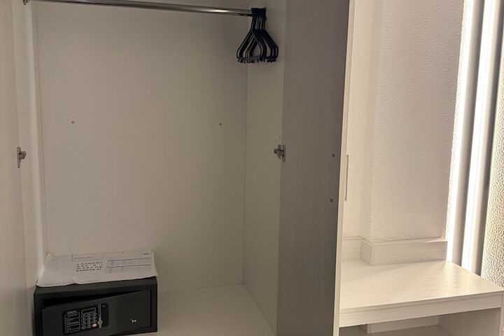 Room 28 of 141