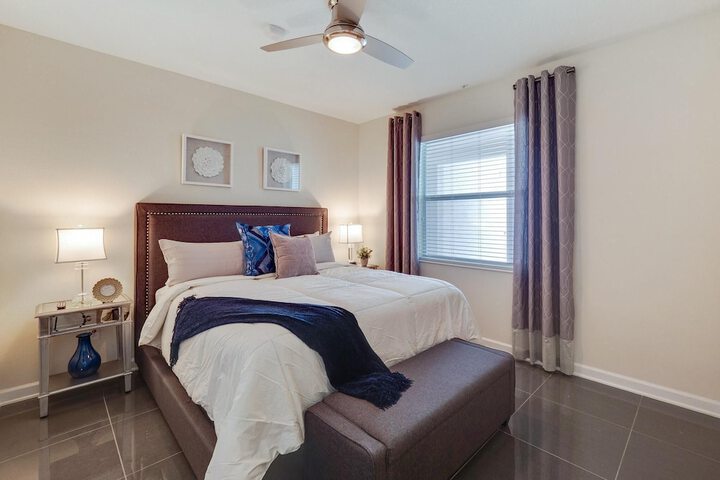 Room 4 of 25