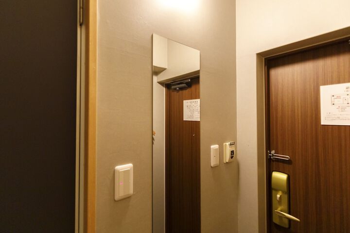 Room 8 of 43