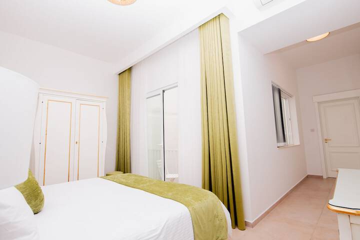 Room 16 of 77