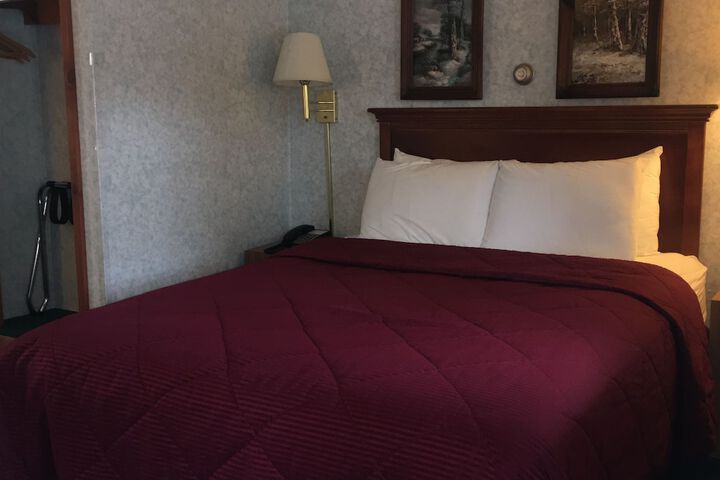 1 Queen Bed (4 of 15)