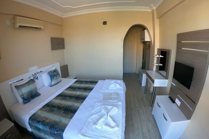 Room 9 of 32
