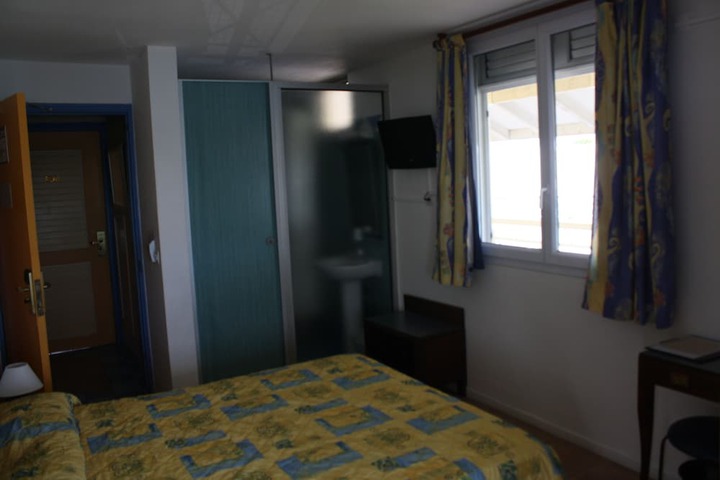 Room 4 of 93