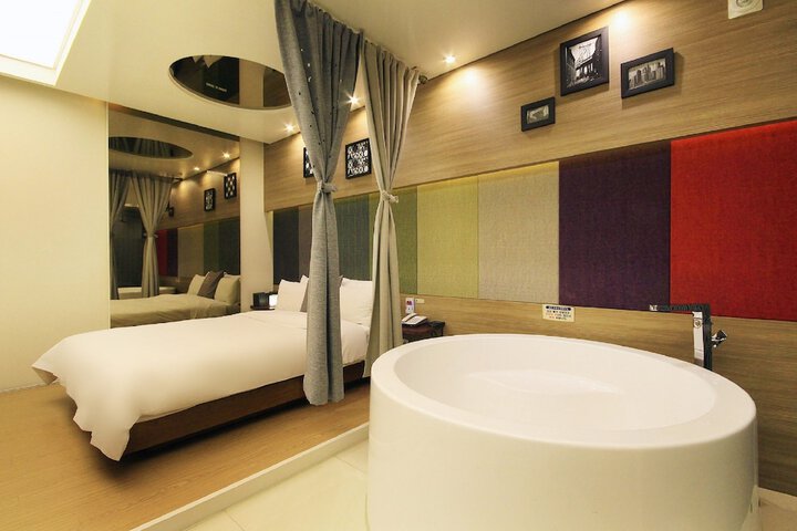 Room 8 of 47