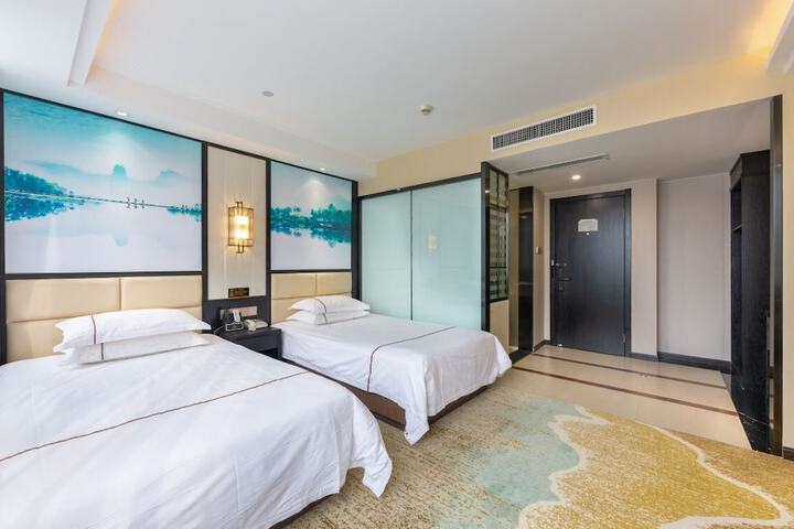 Room 11 of 18