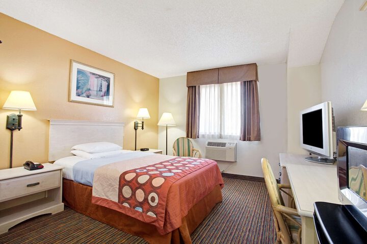 1 Queen Bed (11 of 18)