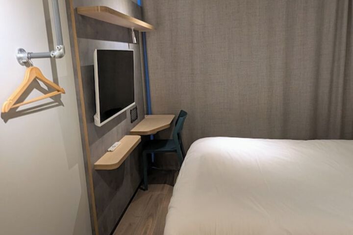 Room 4 of 77