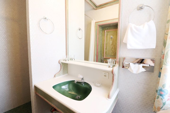 Room 9 of 34