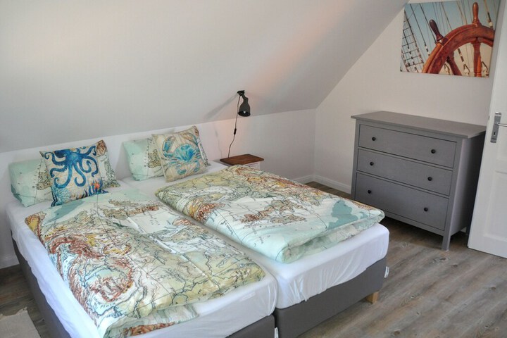 Room 12 of 77