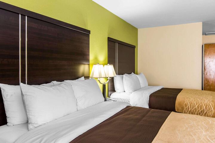 2 Queen Beds (1 of 6)