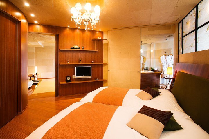 Room 8 of 176