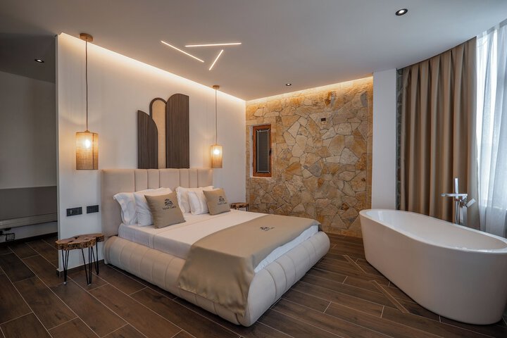 Room 3 of 76