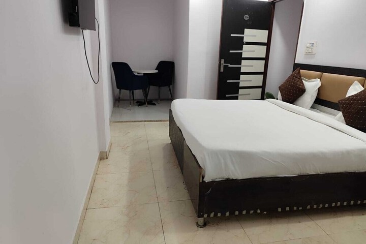 Room 6 of 10