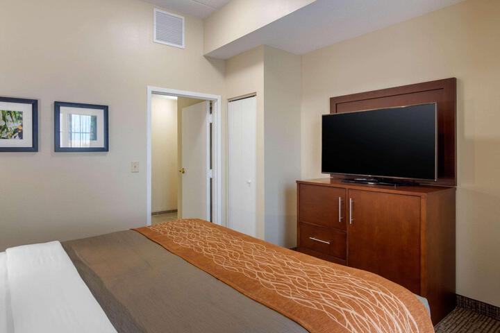 1 King Bed (1 of 14)