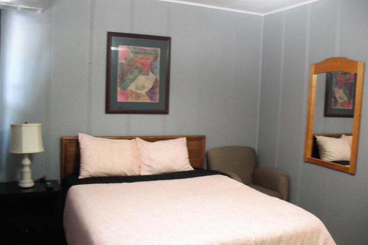 1 Queen Bed (5 of 16)