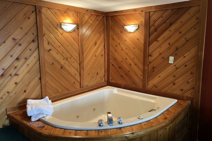 Hot Tub 16 of 21